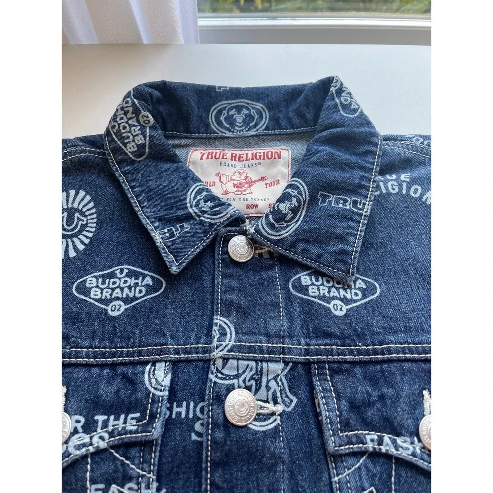 True Religion AOP Logo Denim Trucker Jacket Blue‎ Jean 700703 Mens L NWT